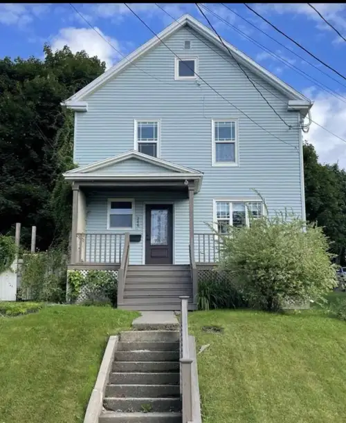 Two story, three bedroom non smoking apartment to rent in central location in Sydney. Recently updat...