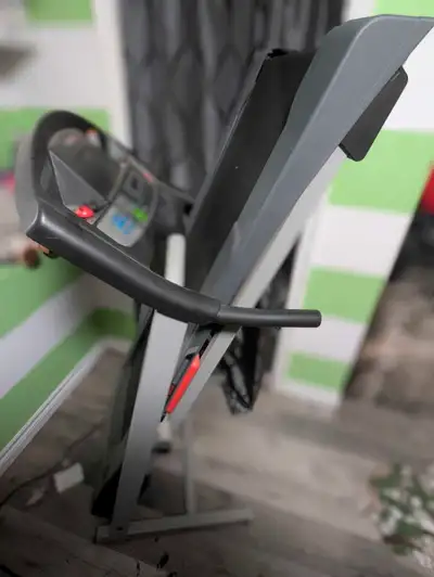 Like new folding treadmill Healthrider brand Preset for weight-loss and cardio.