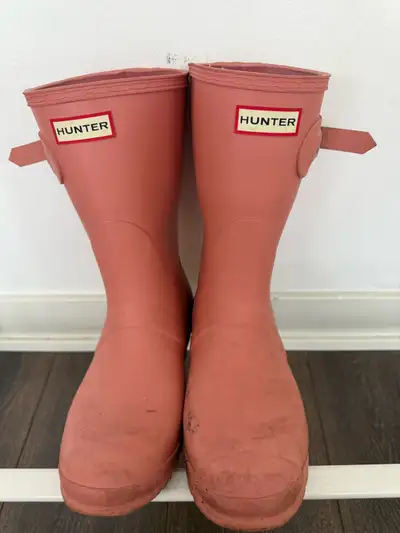 These Hunter rain boots, size US 9, are pre-loved and ready for more puddle jumping adventures. They...