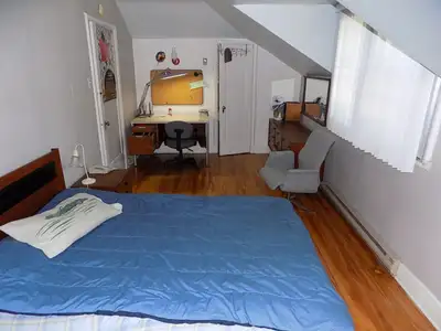 Chambre meublée à louer à Montréal - Idéale pour étudiante, stagiaire et professionnelle! Bienvenue...