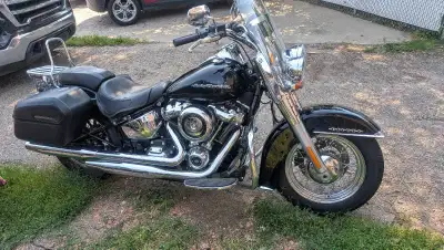 2018 Heritage Deluxe, 107, 28,000 km.Excellent rubber. One owner, lady driven. Serious enquiries onl...