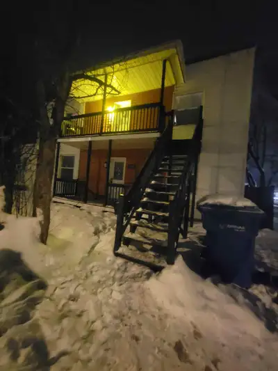 Bonjour, je cède mon bail de mon 4 1/2 avec solarium et cours privé. Le lave vaisselle est inclus et...