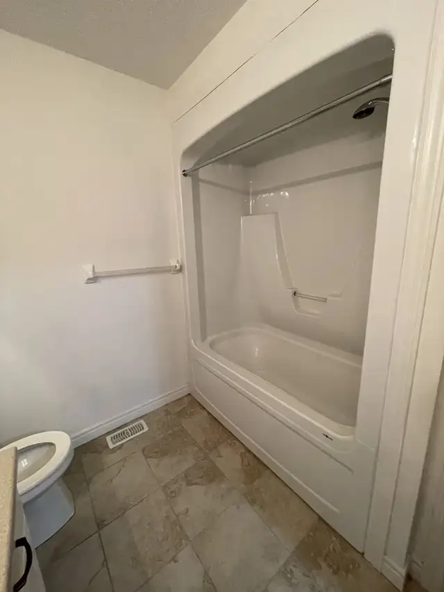 South-end 4-bedroom Townhouse with Bright Walk-Out Basement in Long Term Rentals in Guelph - Image 7