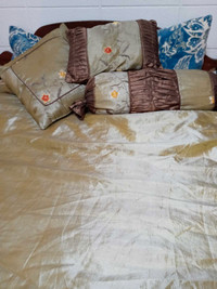 Gold coulour comforter ser