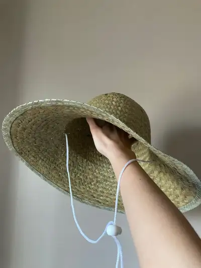 Multiples straw hats, View more