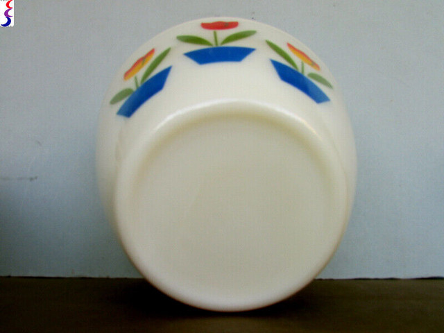 Fire King Tulip 9 ½” 4 Qt. Ivory Milk Glass Mixing Bowl Kitchen in Arts & Collectibles in Kitchener / Waterloo - Image 4