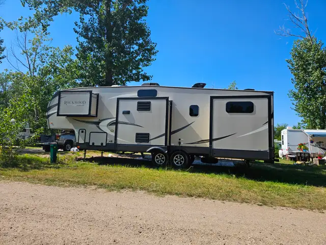 2020 Rockwood  5th Wheel in Travel Trailers & Campers in Regina - Image 3