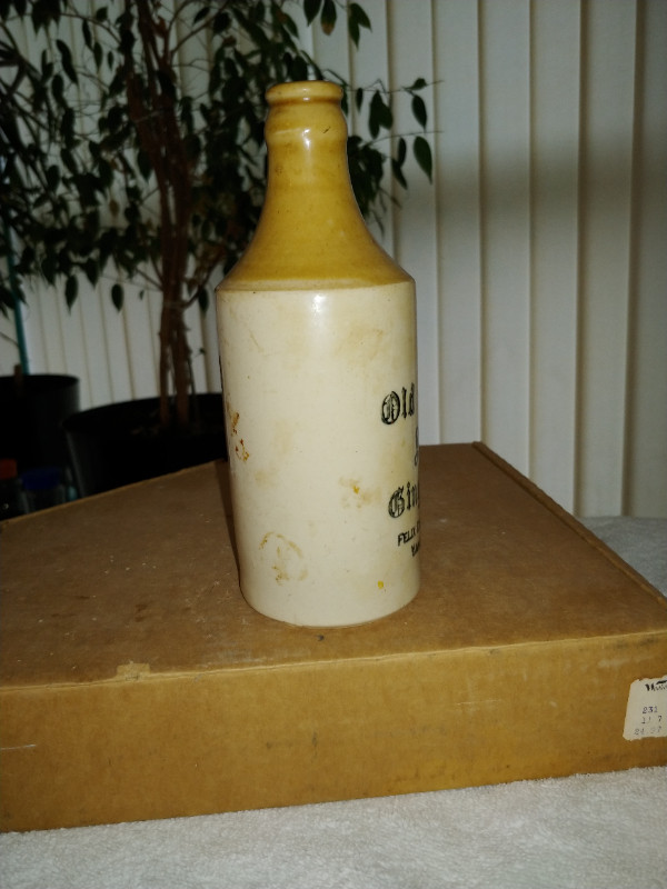 Ye Old Country Stone Ginger Beer Bottle. in Arts & Collectibles in Tricities/Pitt/Maple - Image 2