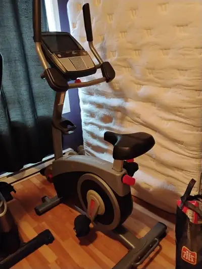 Vélo stationnaire à la fine pointe de la technologie avec wifi., View more