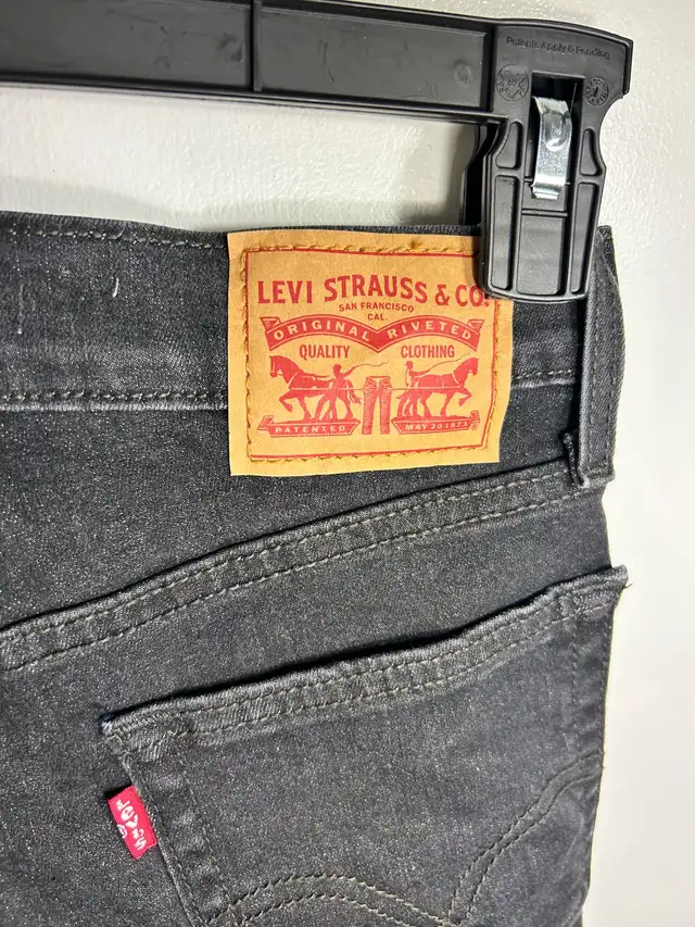 Levi's Shorts in Women's - Bottoms in City of Toronto - Image 4