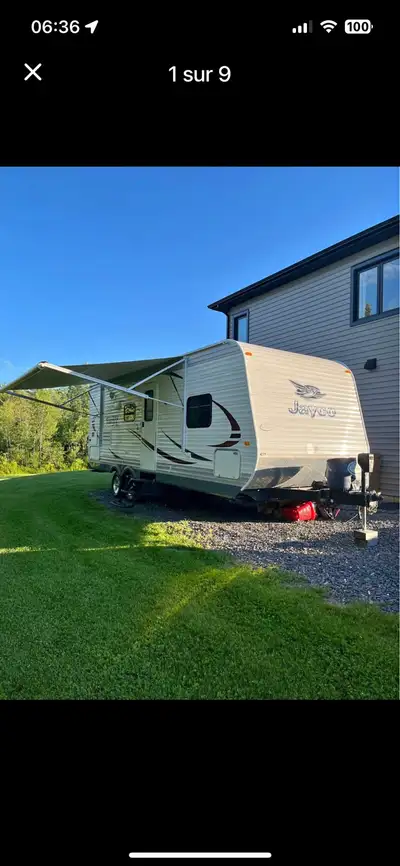 Roulotte Jayco 24 pieds de plancher avec slide out et chambre fermée à l’avant. Très bien entretenue...