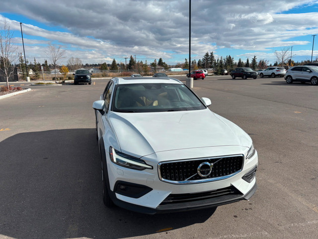 2022 Volvo V60 Cross Country in Cars & Trucks in Calgary - Image 4