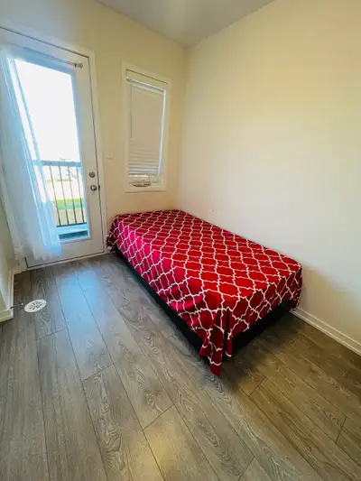 ADDRESS- 11 LAMBERT LANE BOLTON INTERSECTION - QUEENSGATE / HIGHWAY 50 - ONE PRIVATE FURNISHED ROOM...