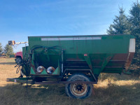 Henke mixer feed wagon 300