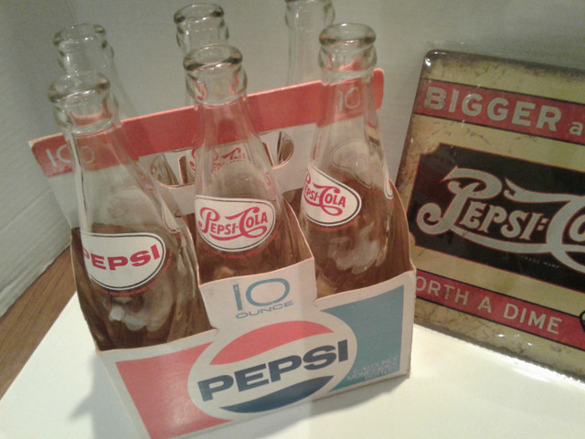 VINTAGE PEPSI 6 PACK CARTON BOTTLES AND SIGN in Arts & Collectibles in Kawartha Lakes