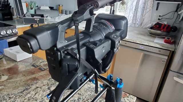 Professional Broadcast Camera, Canon XF 300 in Cameras & Camcorders in Kawartha Lakes - Image 4