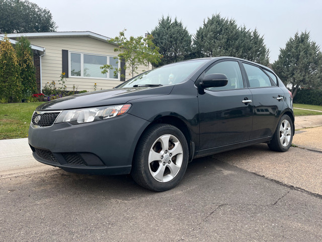 2011 KIA Forte EX Hatchback in Cars & Trucks in Strathcona County - Image 2