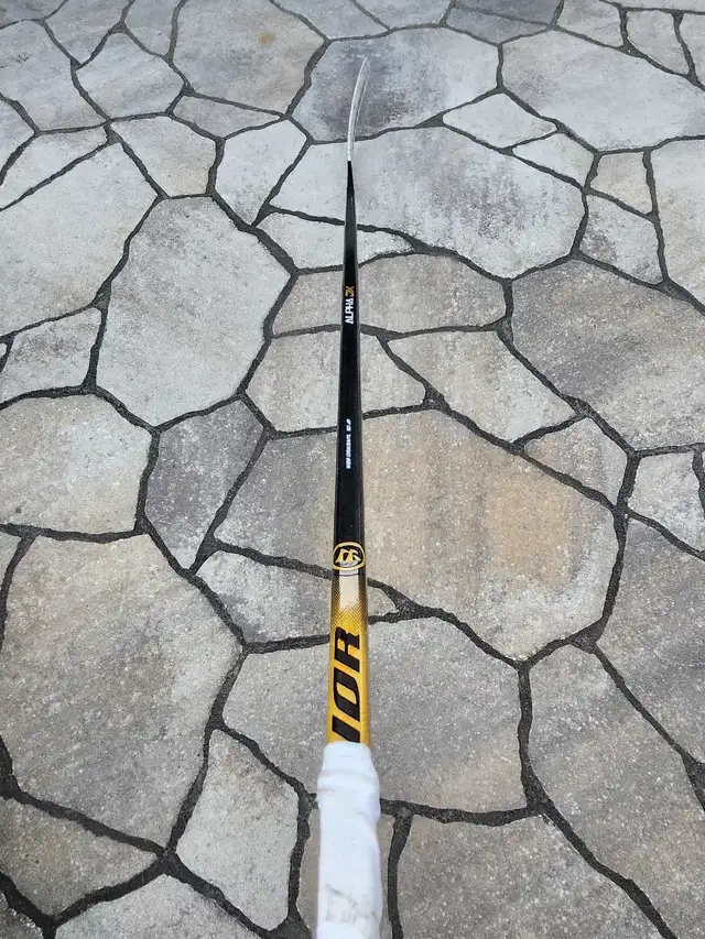 Warrior Alpha DX Gold Junior Hockey Stick 50 Flex in Hockey in Ottawa - Image 2
