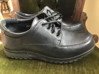 Drew Lincoln men’s orthotic shoes size 9M, View more