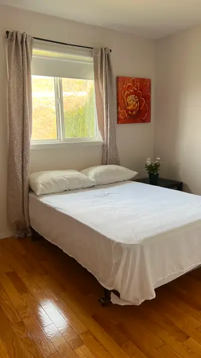 Medium size upper level room available to rent in a very clean, safe, comfortable home. Currently fu...