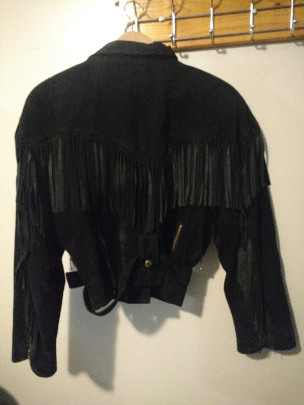 manteau suède avec frange, noir pour femme M/M dans Femmes - Hauts et vêtements d'extérieur  à Victoriaville - Image 4