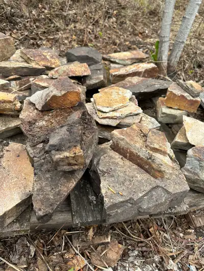 Selling one lot of flagstone, some larger pieces. Very nice colors. See photos for details, pick up...