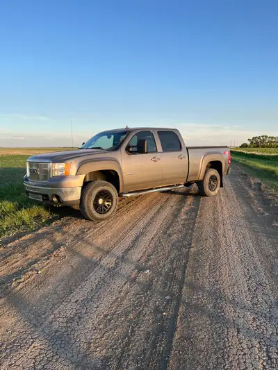 2008 GMC 2500 HD, 6.6L Duramax. 2nd owner, 282k. EFI Live deleted, 4” exhaust. Tri-fold tonneau cove...