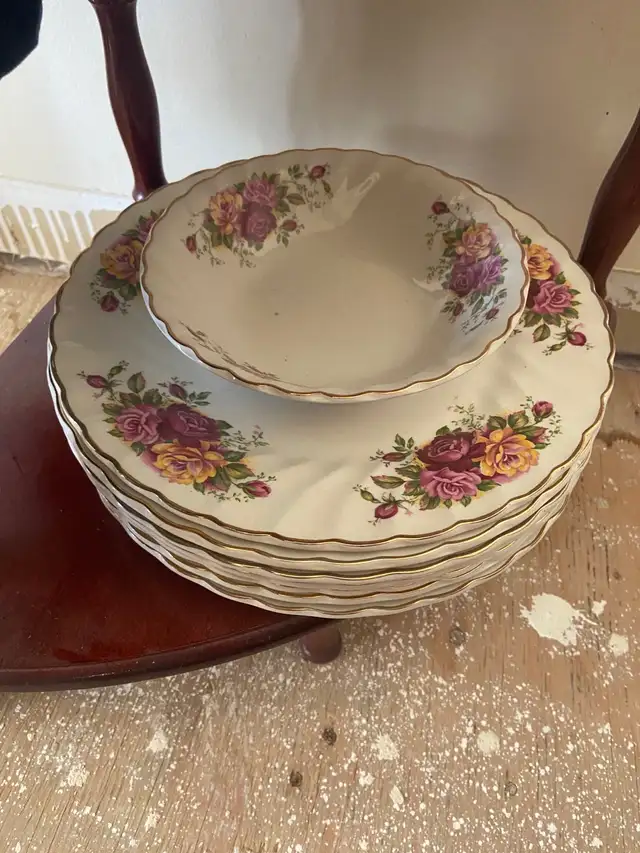 MYOTT ROSE GARDEN IRONSTONE WARE DINNER PLATE MADE IN ENGLAND in Kitchen & Dining Wares in Mississauga / Peel Region - Image 5