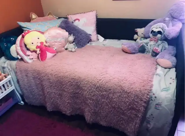 Twin Daybed with Trundle in Bedding in St. Catharines - Image 2