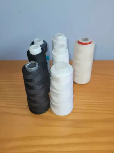 Accessoires de coutures : Lot de 7 grosses bobines fils à coudre : 10$ Lot de fils à tisser 3 blanch...