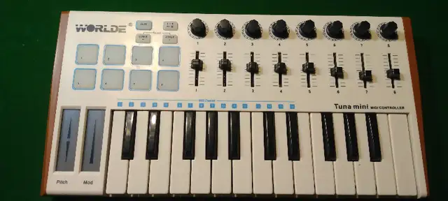 Worlde minituna midi controller keyboard in Pianos & Keyboards in St. Catharines - Image 2