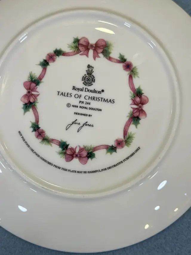 $99 for 4 Christmas plates Royal AlbertBone China Made in Englan in Arts & Collectibles in Oakville / Halton Region - Image 8