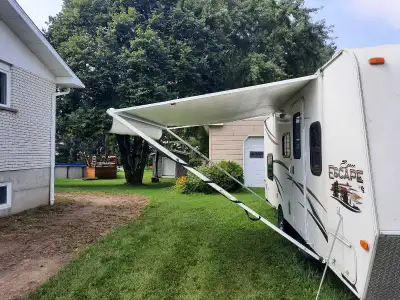 Roulotte kz escape spree Longueur 22 pieds Poids 2900 lbs Couche 6 personnes Toit en aluminium Exten...