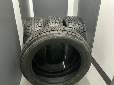 WINTERMAXX SJ8 102R; 245/50/R20. Servis un hiver. PRIX : 650 $ pour les quatre. Téléphone : 819-847-...