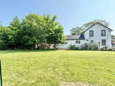 5 Bedrooms 2 Bathrooms Full House For rent in Brampton