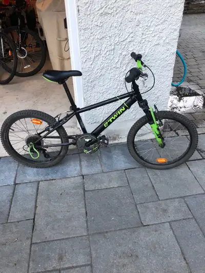Je vends un vélo B-Twin pour enfant, idéal pour les 7 à 9 ans. Ce vélo de 20 pouces est en bon état...