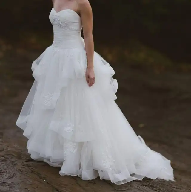 Vera Wang Wedding Dress (size 2) in Wedding in Ottawa - Image 2