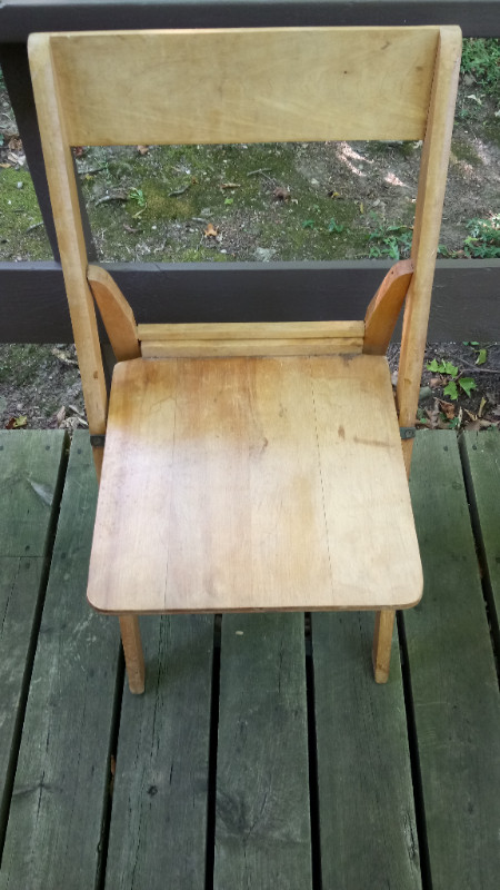 VINTAGE FOLDING WOODEN CHAIR in Chairs & Recliners in Kitchener / Waterloo
