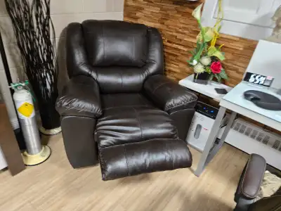 Sofa Et fauteuil en cuir italien inclinable et electric comme neuf le cuir n ait même pas cassé mais...