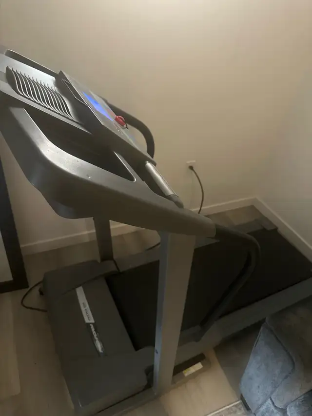 Pro-Form 400 GL Treadmill in Exercise Equipment in Winnipeg - Image 3