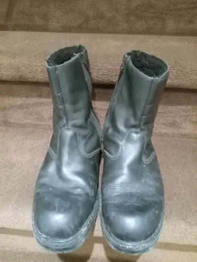Black men's leather Winter Boot, size--9,,side zipper,good tread, $20, Please see my other listings.