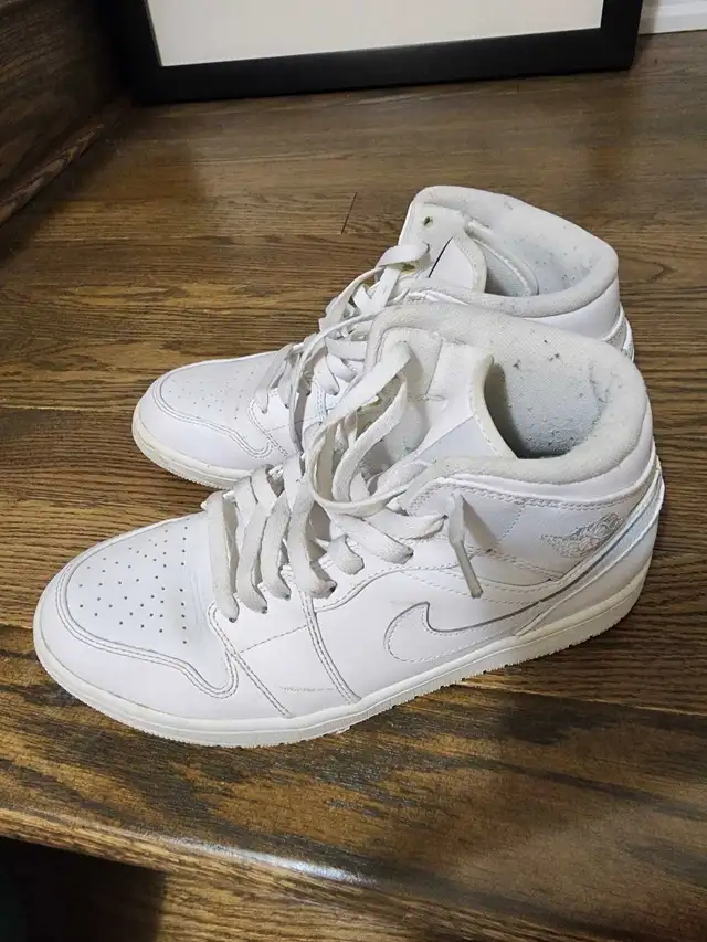 Air Jordan 1 Mid in Men's Shoes in Oakville / Halton Region - Image 4