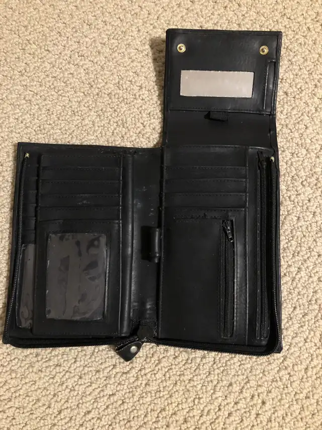 Wallets/wristlet $5-$15 in Women's - Bags & Wallets in Guelph - Image 8