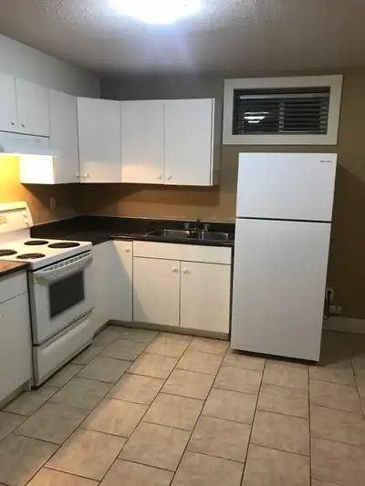 Two bedrooms Suite quietneighborhood with laminate floor in bedroom and Tile suitable for two person...