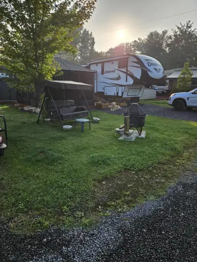 2018 Crusader 34.3p, 3 extensions avec toile sur chaque extensions, auvent électrique, air climatisé...