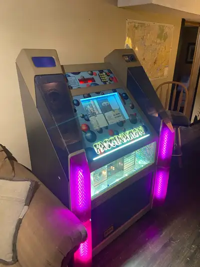 CD JUKEBOX , works excellent, clear and loud. Comes with CD’s but you can change out with your own .