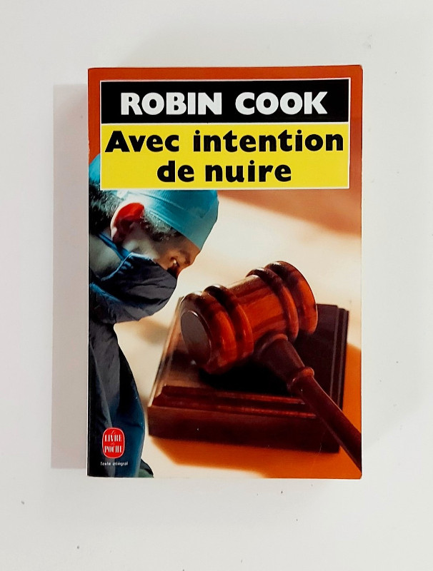 Roman - Robin Cook - AVEC INTENTION DE NUIRE - Livre de poche dans Ouvrages de fiction  à Granby