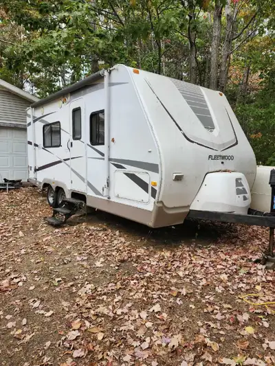 2005 Pegasus by Fleetwood. 21 ft. Sleeps 4. Queen Bed with storage underneath. Dinette, 3 burner sto...