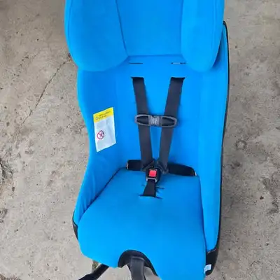 Clek Fllo forward- or rear-facing car seat., View more
