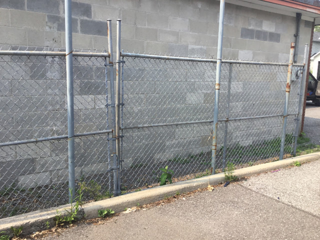 Chain Link Fence Gates in Decks & Fences in Ottawa - Image 3